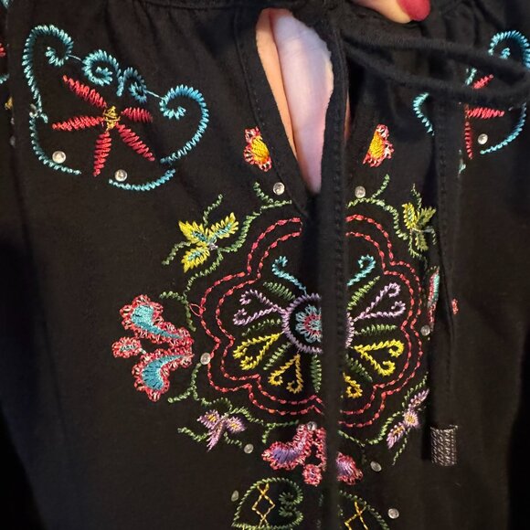 ❤️SPRING/SUMMER  BLACK TOP w/BEAUTIFUL EMBROIDERY DETAIL  MEDUM  #G - Picture 5 of 7
